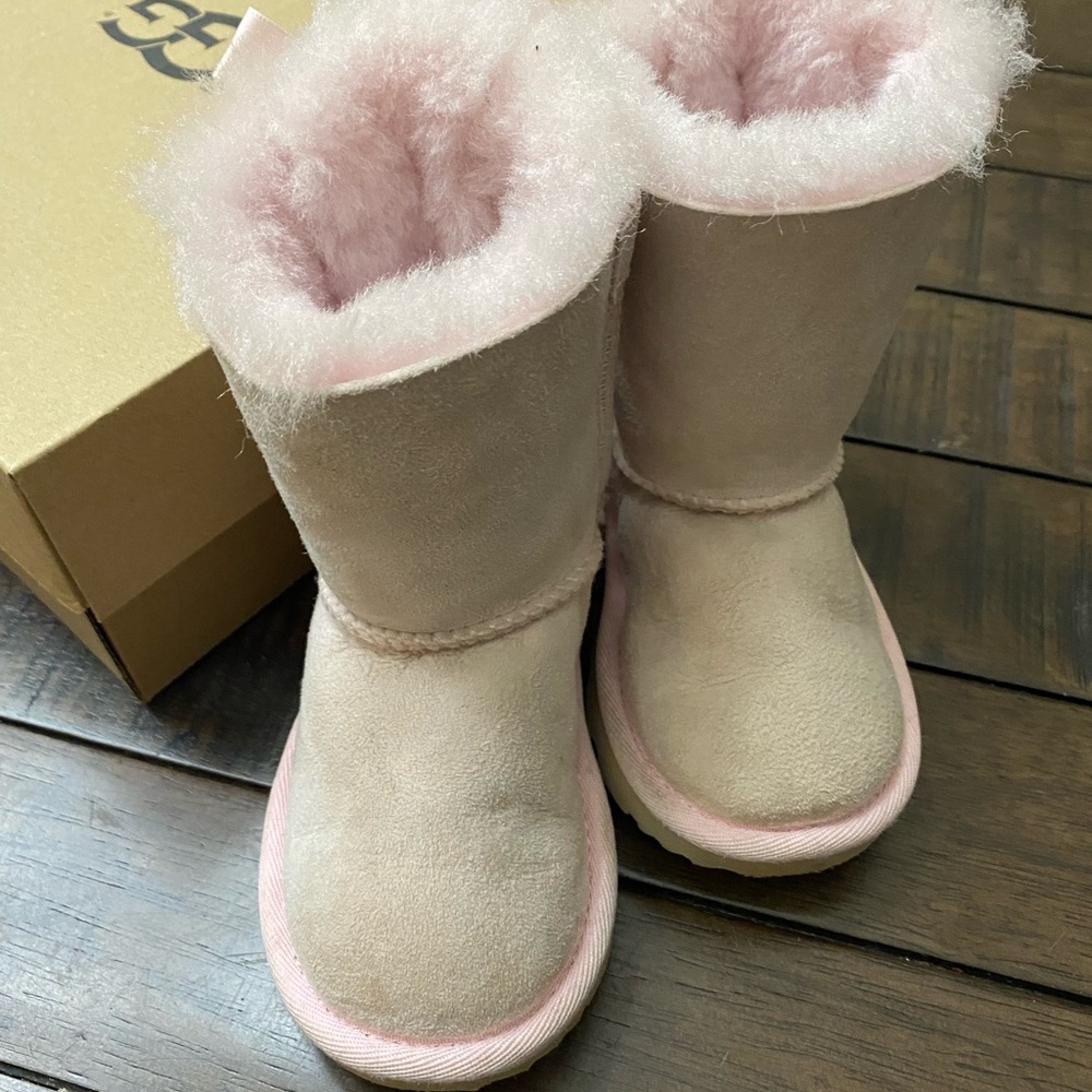 Toddler pink UGGS size 7 EUC